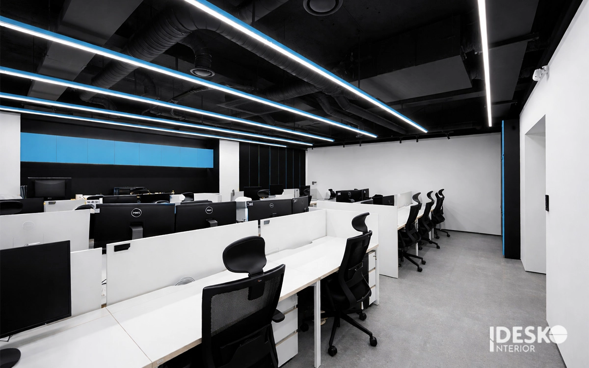 Không gian làm việc hiện đại với tông đen trắng mạnh mẽ và hệ đèn trần tạo điểm nhấn nổi bật