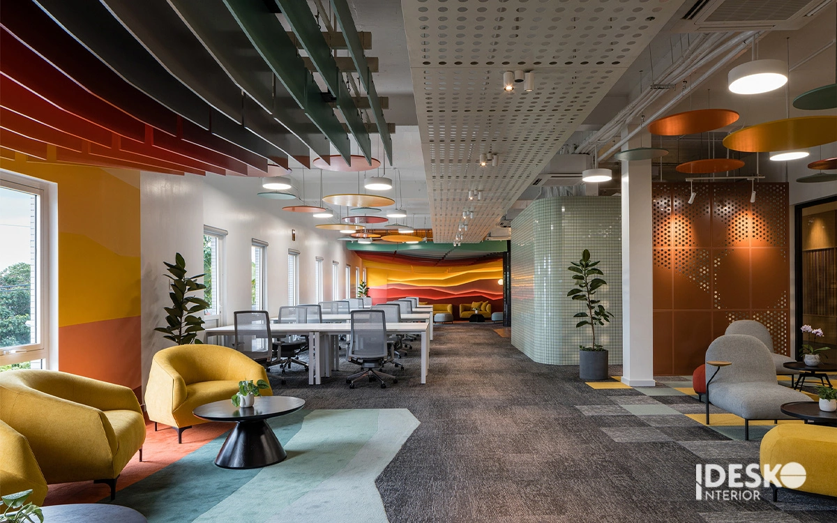 Thiết kế văn phòng đẹp phong cách sáng tạo với bảng màu nổi bật, trần trang trí ấn tượng và không gian mở linh hoạt