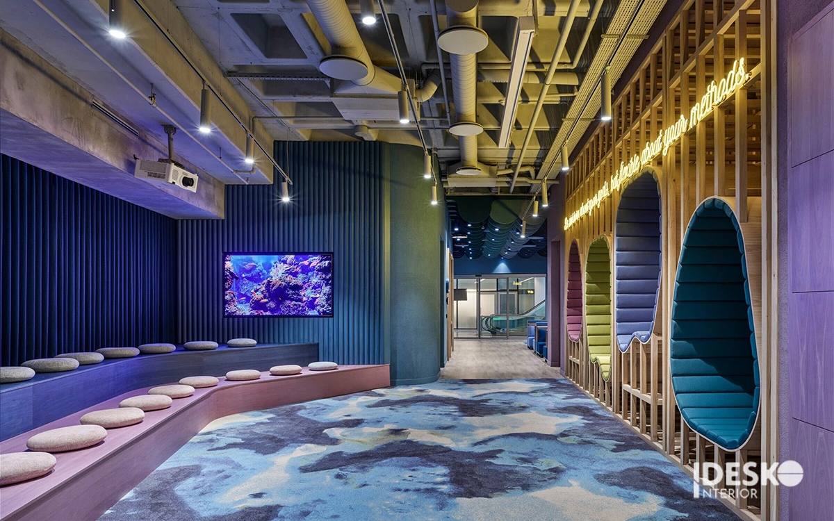 Không gian sáng tạo với khu ngồi thư giãn độc đáo, màu sắc nổi bật và thiết kế giàu cảm hứng