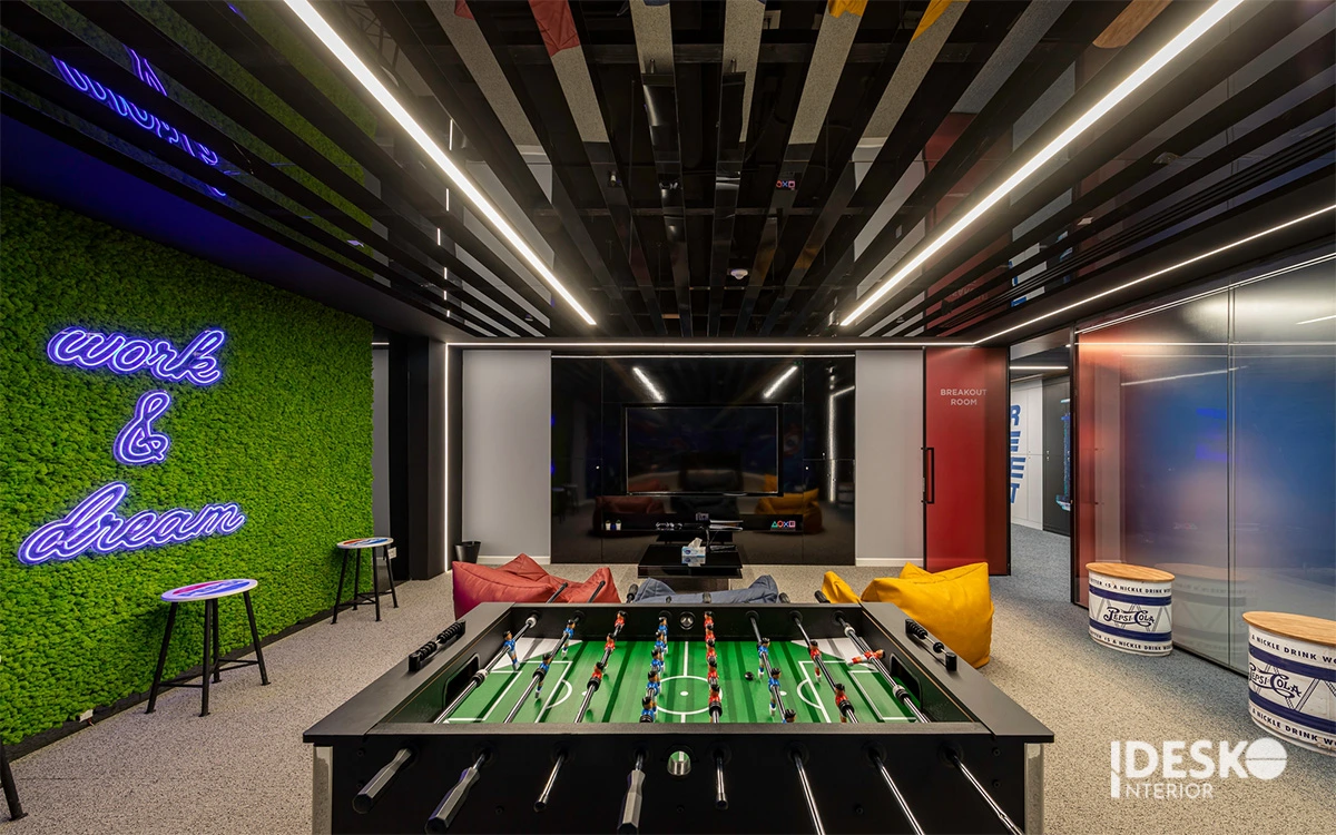 Khu giải trí sáng tạo với bàn bi lắc, đèn neon nổi bật và không gian đậm cá tính trẻ trung