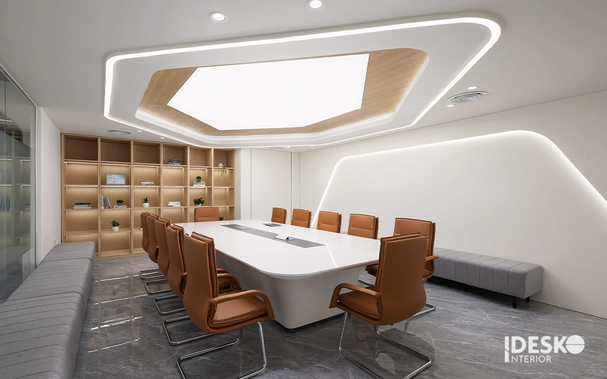 Phòng họp sang trọng với bàn lớn bo góc, ghế da cao cấp và hệ trần đèn tinh tế