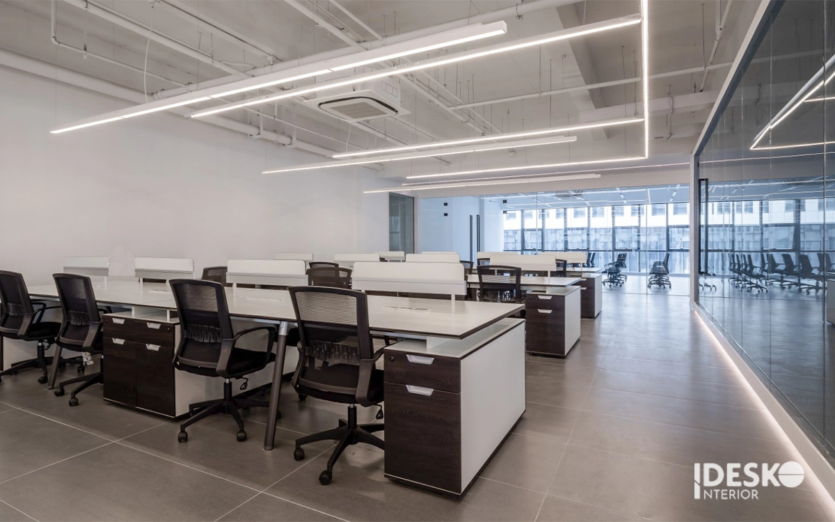 Không gian làm việc tối giản với tông trắng chủ đạo, đèn thả thanh mảnh và lối đi rộng thoáng