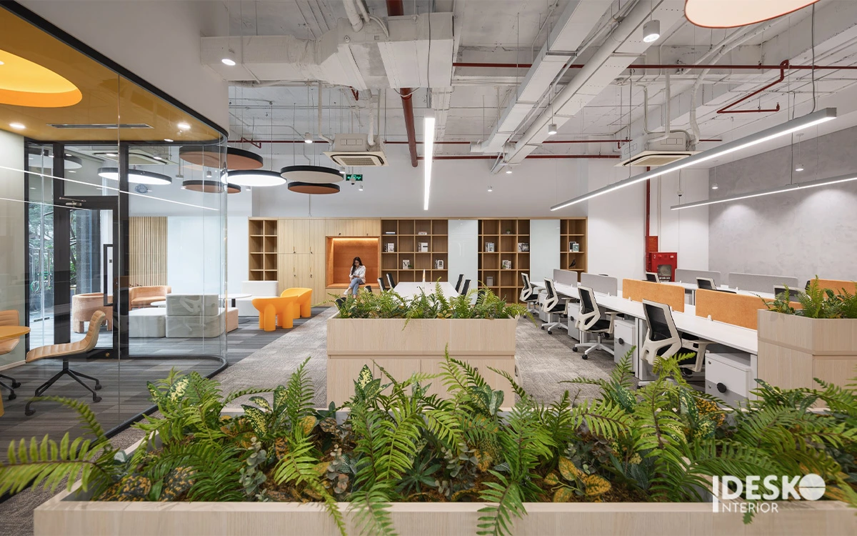 Không gian làm việc phong cách xanh với mảng cây bố trí trung tâm, nội thất sáng màu và cảm giác thư giãn, dễ chịu