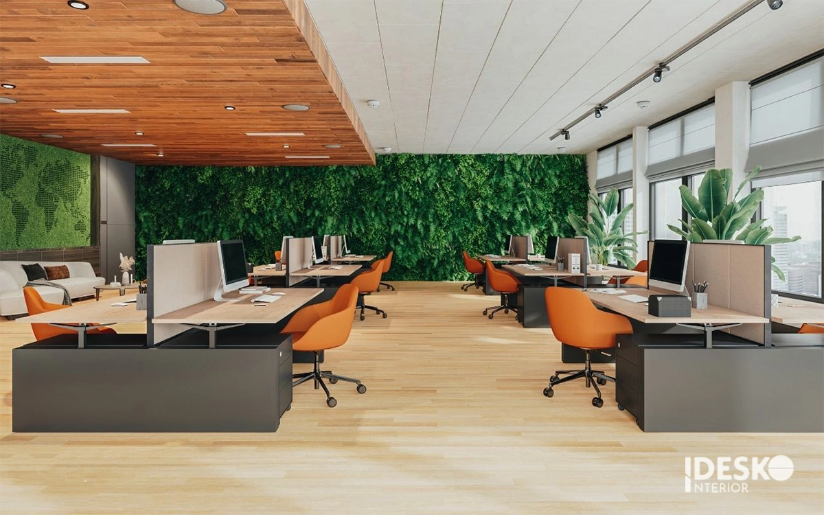 Thiết kế văn phòng đẹp phong cách xanh với tường cây nổi bật, nội thất gỗ và điểm nhấn ghế cam trẻ trung