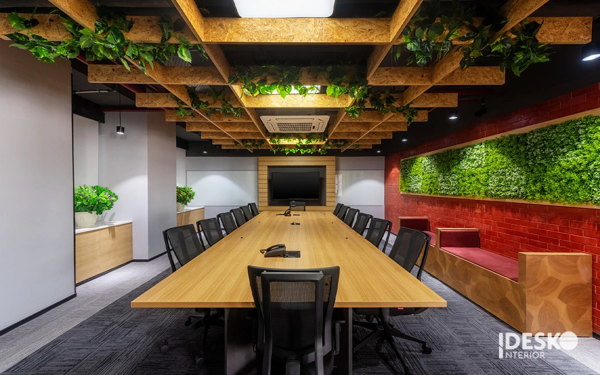 Phòng họp phong cách xanh với trần gỗ đan xen cây leo và mảng tường xanh đầy ấn tượng