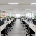 Văn phòng hiện đại sử dụng ánh sáng tự nhiên giúp không gian rộng rãi và dễ chịu