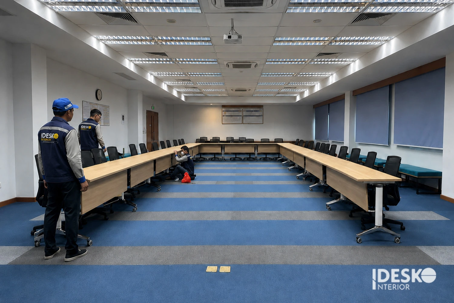 Phòng họp lớn được bố trí bàn chữ U với nhiều vị trí ngồi