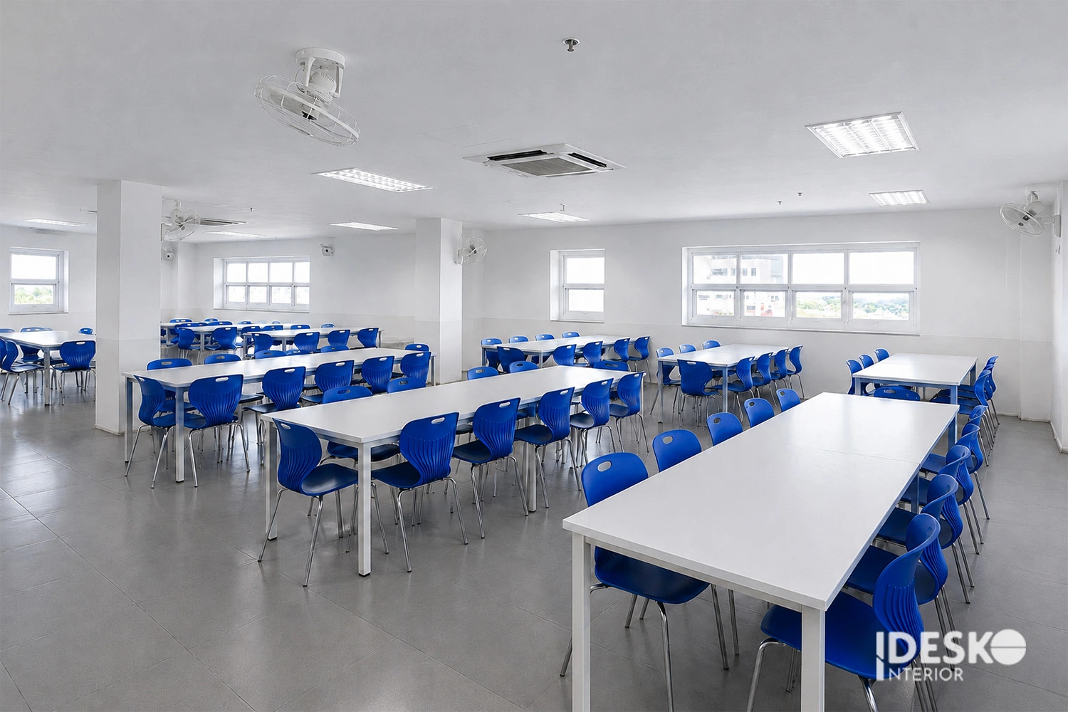 Khu vực ăn uống trong văn phòng Woosung Electronics được bố trí bằng các dãy bàn dài